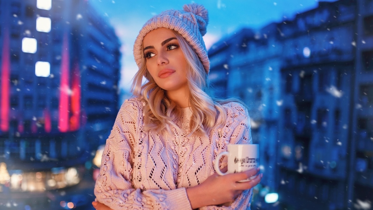 Winter stylish woman wallpaper 1280x720