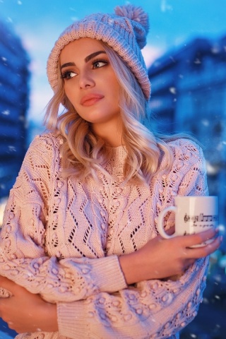 Обои Winter stylish woman 320x480