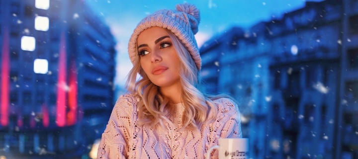 Winter stylish woman wallpaper 720x320