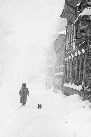 Fondo de pantalla Winter in Russia Retro Photo 320x480