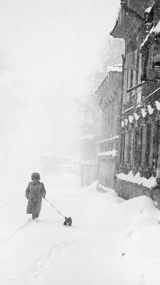 Обои Winter in Russia Retro Photo 640x1136