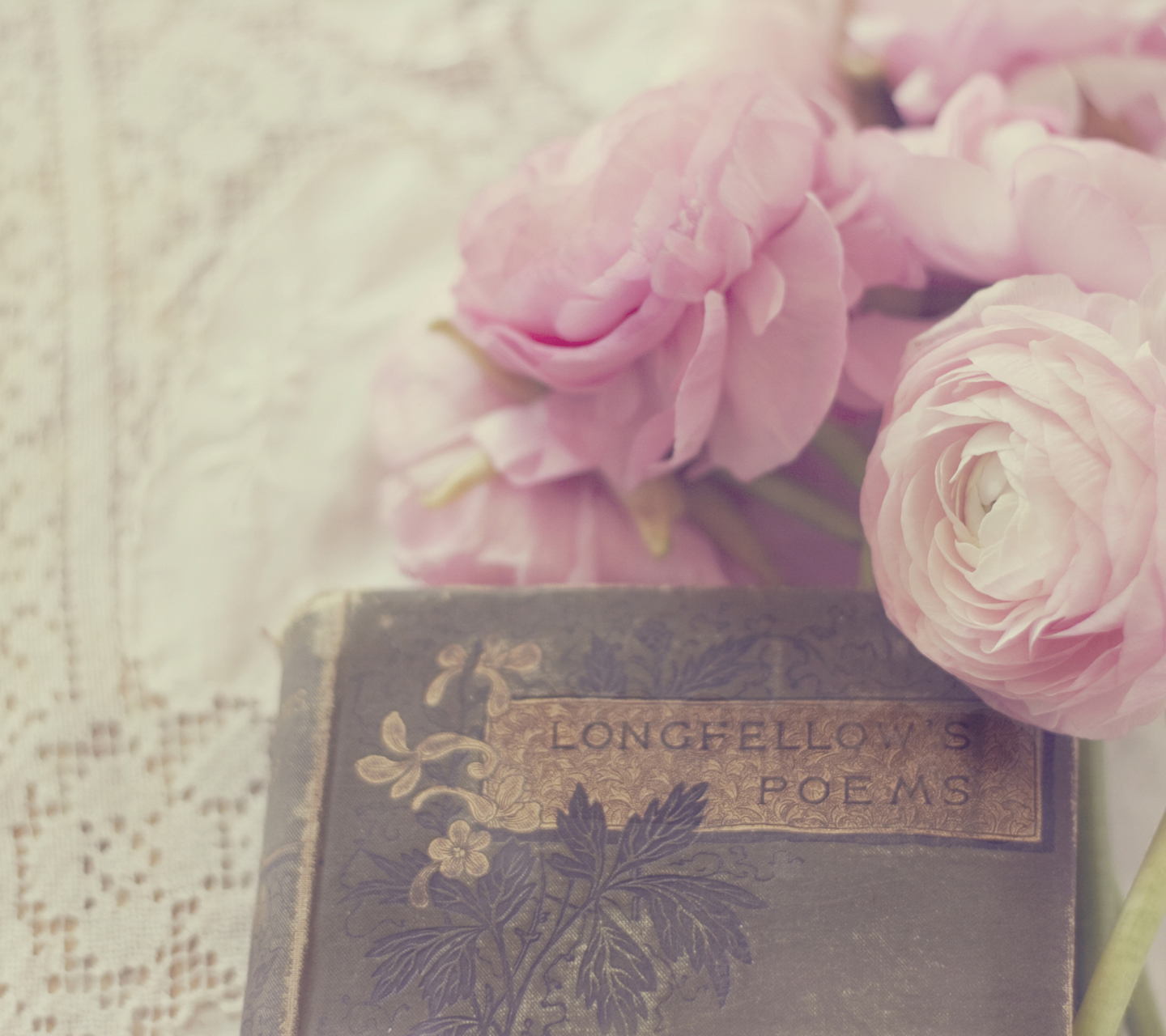 Screenshot №1 pro téma Pink Ranunculus And Vintage Book 1440x1280