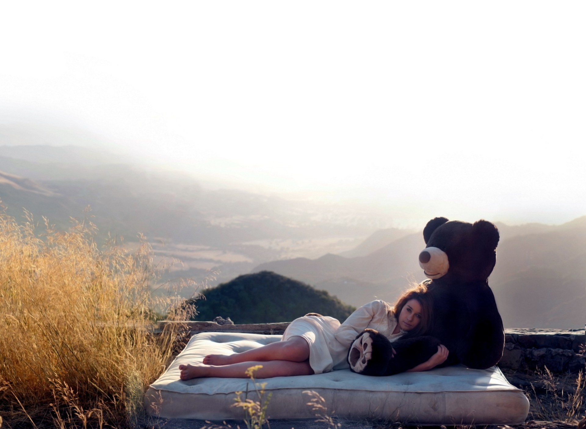 Обои Girl Hugging A Big Teddy Bear 1920x1408