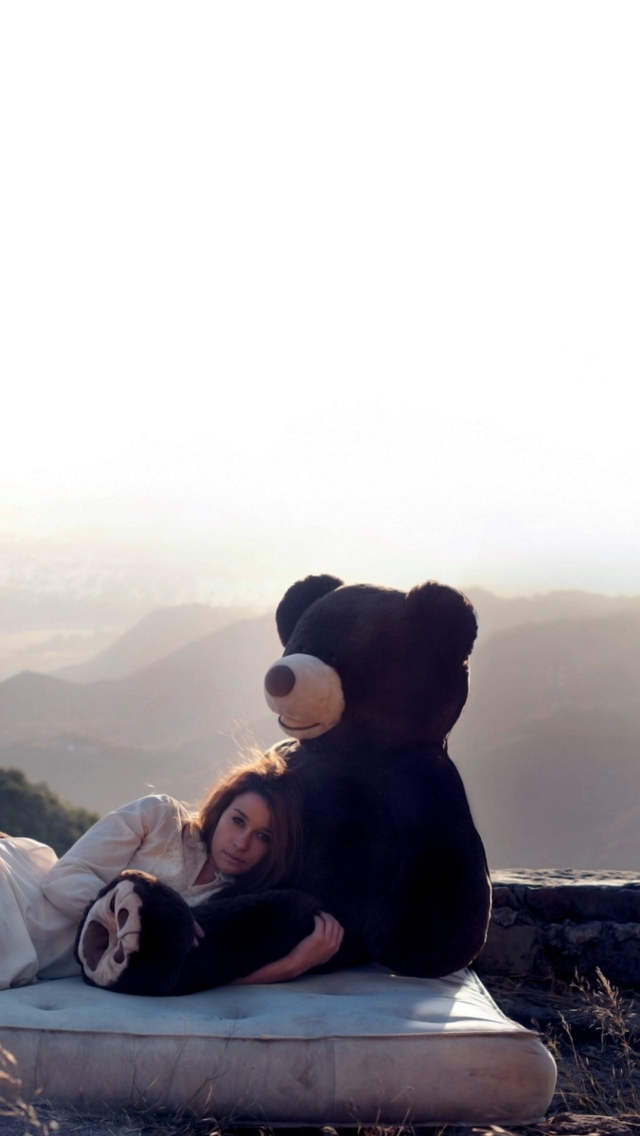 Das Girl Hugging A Big Teddy Bear Wallpaper 640x1136