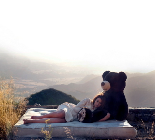 Girl Hugging A Big Teddy Bear - Obrázkek zdarma pro 208x208