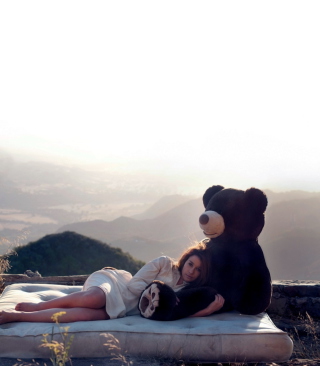 Girl Hugging A Big Teddy Bear - Obrázkek zdarma pro Nokia Asha 305