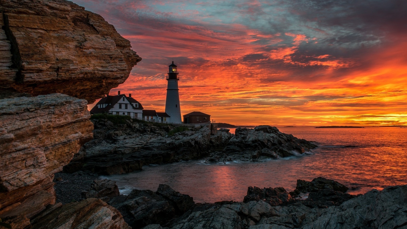 Sfondi Sunset and lighthouse 1366x768