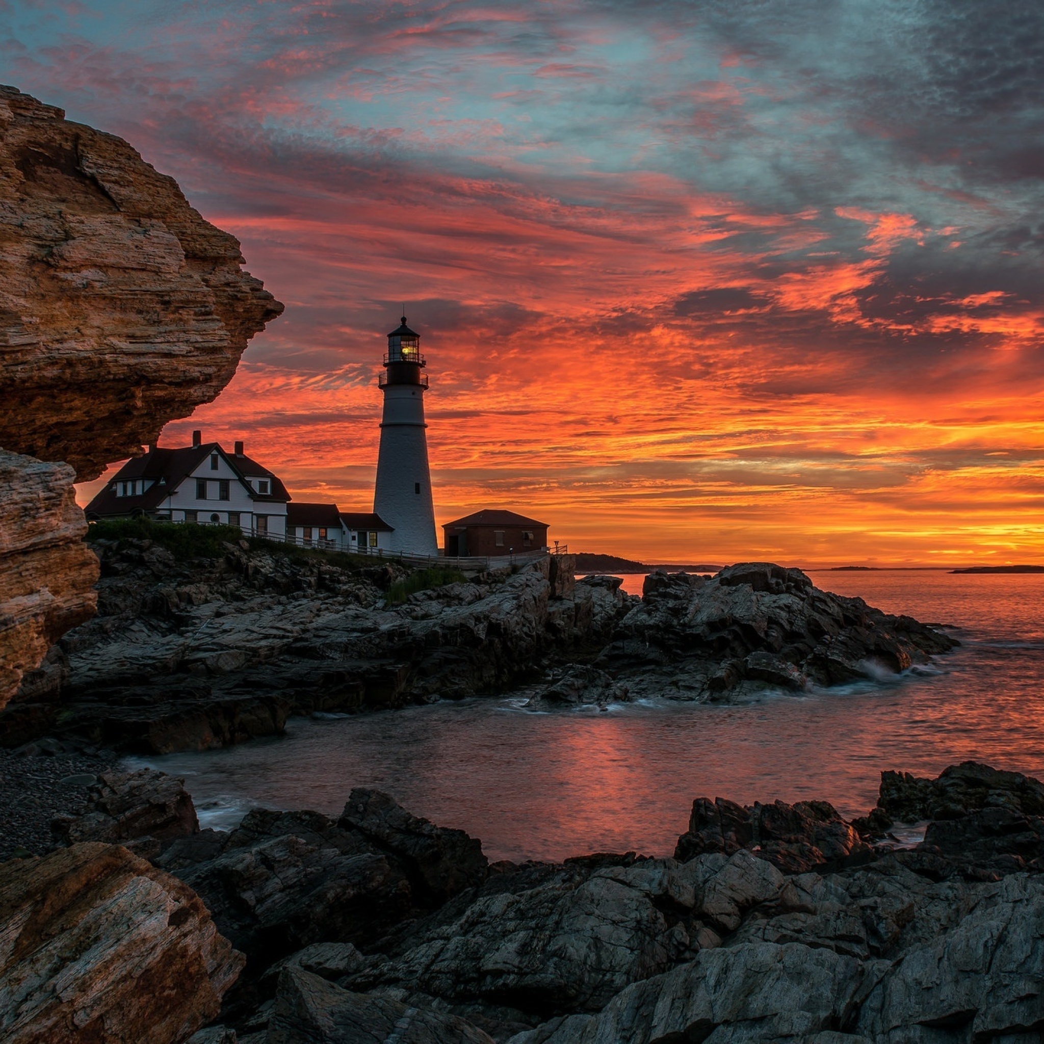 Fondo de pantalla Sunset and lighthouse 2048x2048