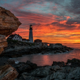 Kostenloses Sunset and lighthouse Wallpaper für 1024x1024