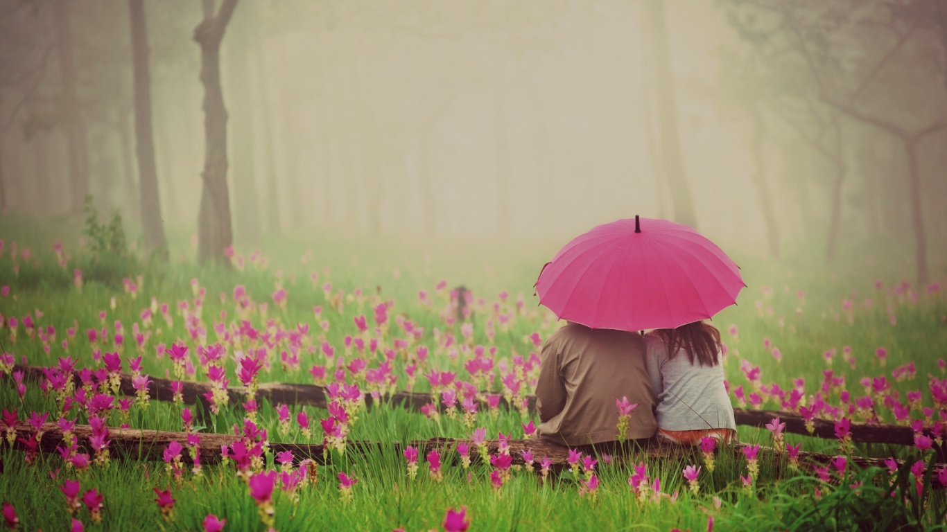 Fondo de pantalla Couple Under Pink Umbrella 1366x768