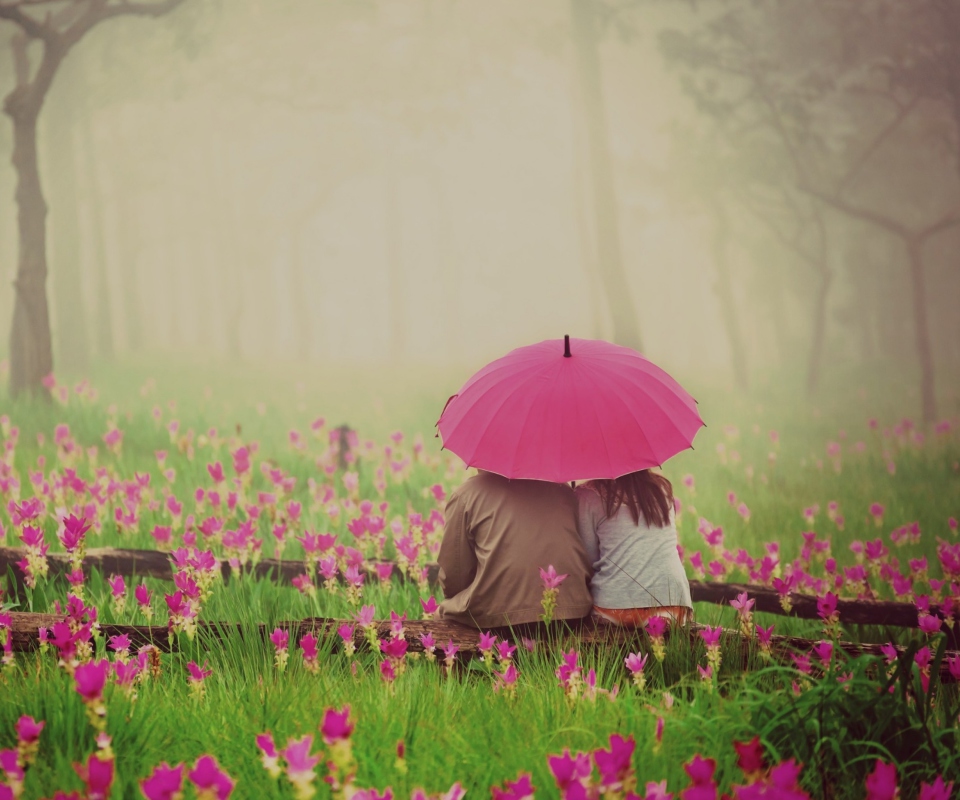 Sfondi Couple Under Pink Umbrella 960x800