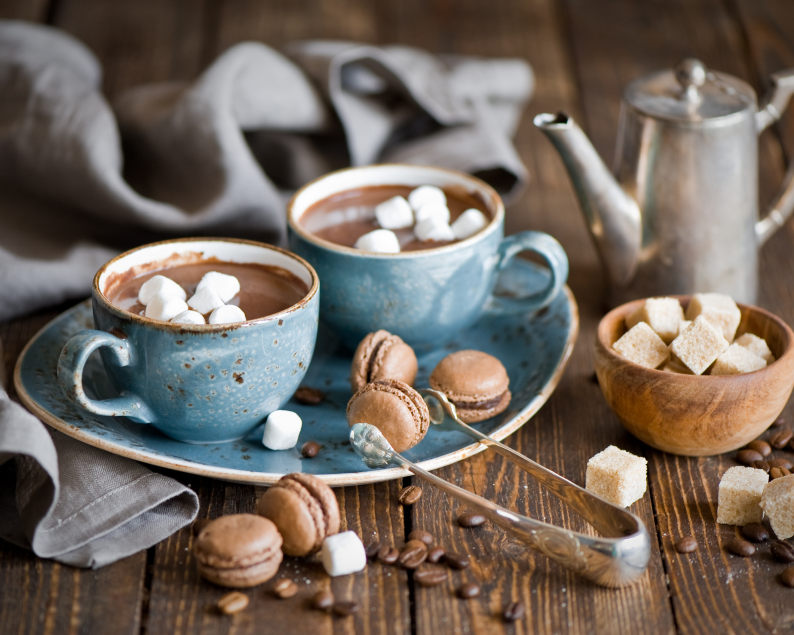 Обои Hot Chocolate With Marshmallows And Macarons 1600x1280