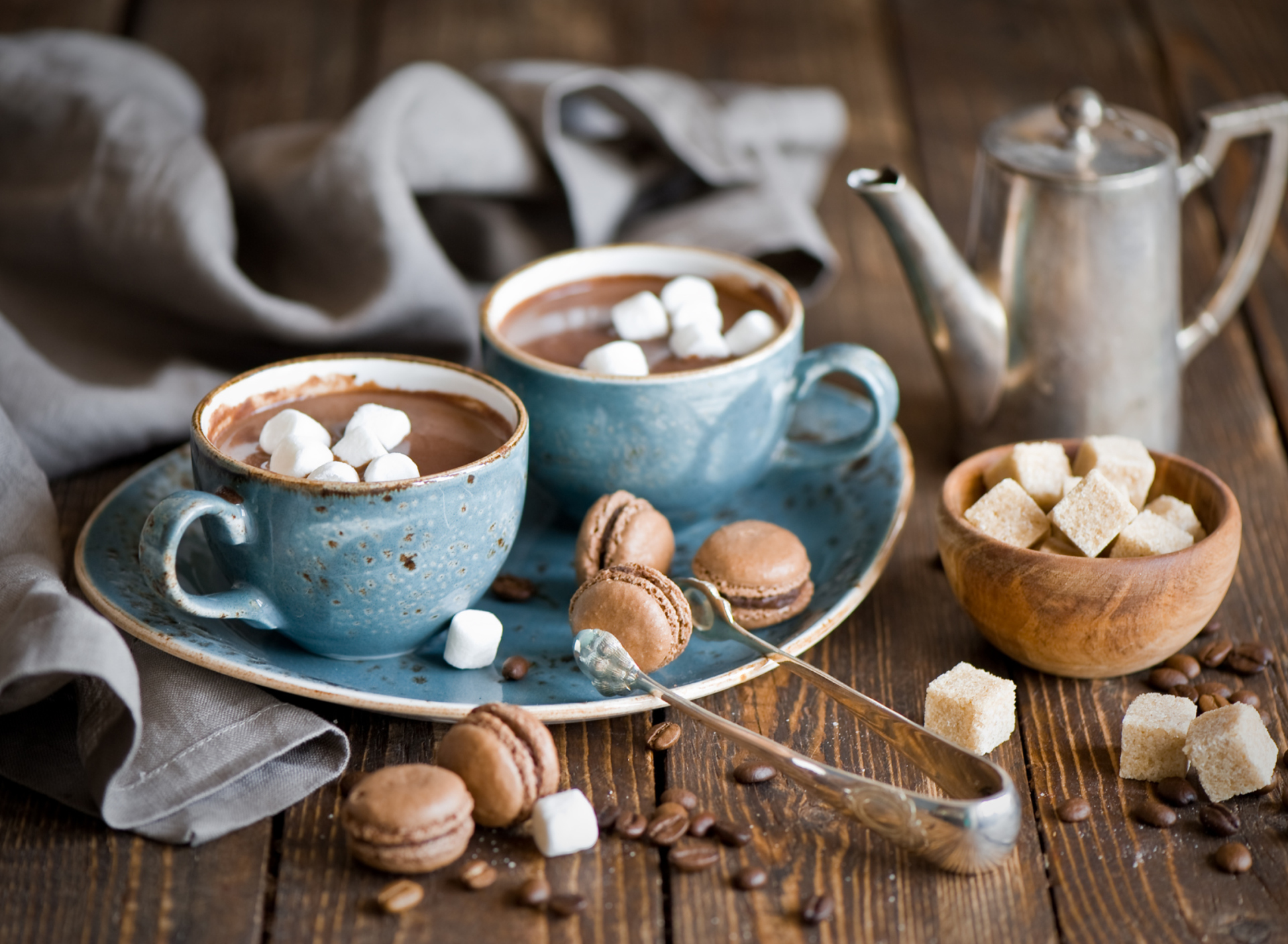 Обои Hot Chocolate With Marshmallows And Macarons 1920x1408