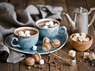 Fondo de pantalla Hot Chocolate With Marshmallows And Macarons 320x240