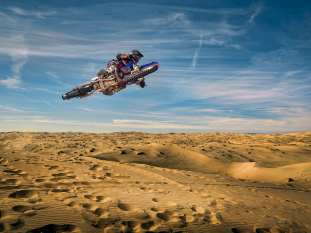 Motocross in Desert wallpaper 640x480