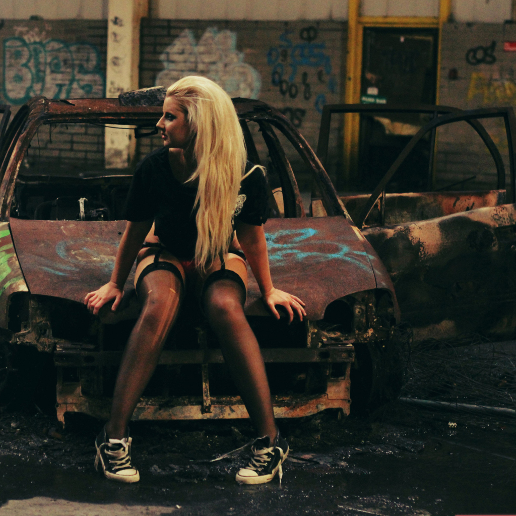 Das Blonde Girl And Old Scrap Car Wallpaper 1024x1024