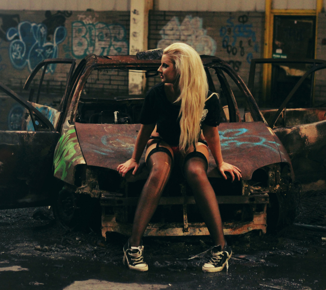 Screenshot №1 pro téma Blonde Girl And Old Scrap Car 1080x960