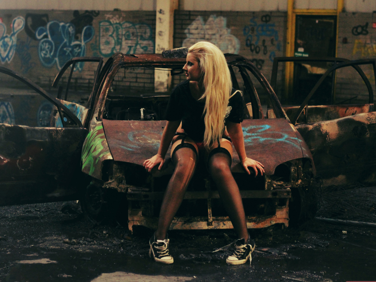 Fondo de pantalla Blonde Girl And Old Scrap Car 1280x960