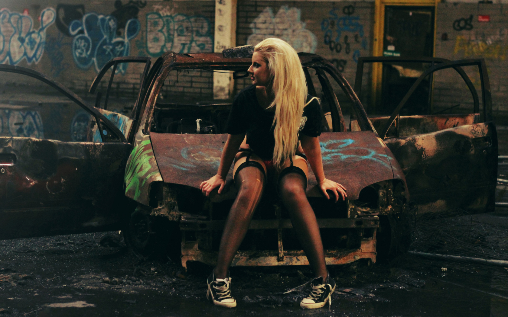 Screenshot №1 pro téma Blonde Girl And Old Scrap Car 1680x1050