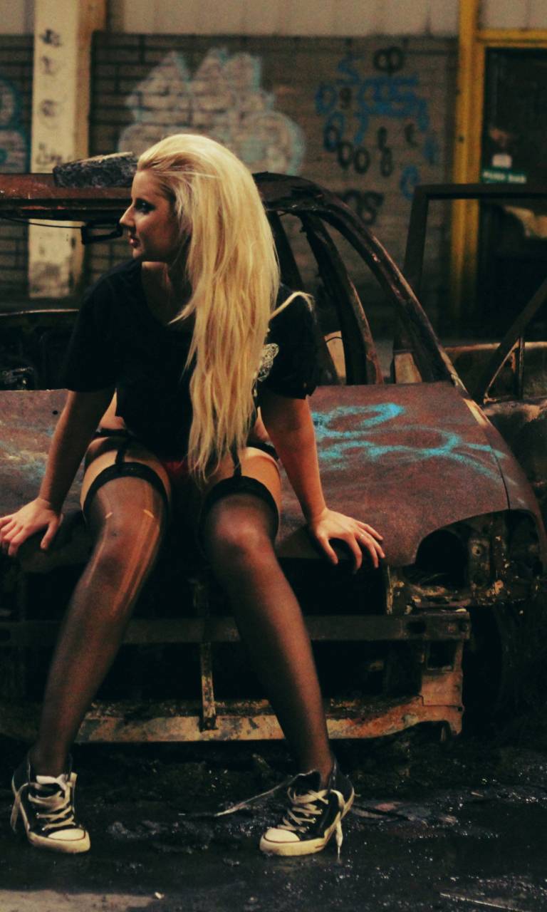 Screenshot №1 pro téma Blonde Girl And Old Scrap Car 768x1280