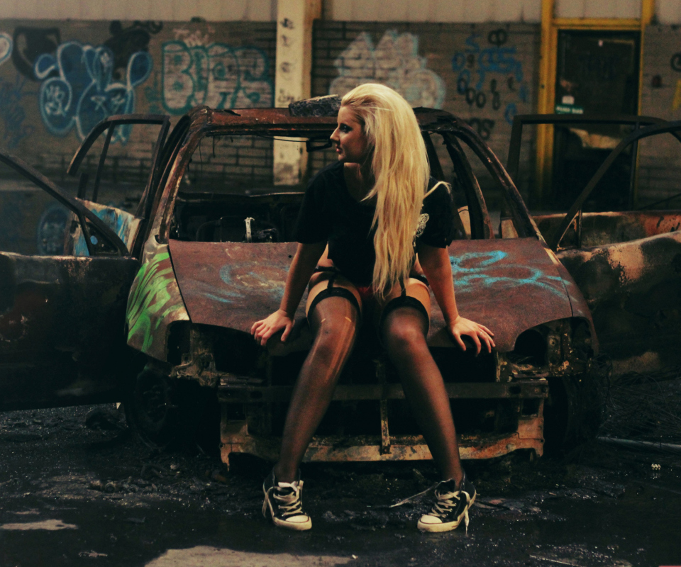 Screenshot №1 pro téma Blonde Girl And Old Scrap Car 960x800