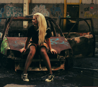 Blonde Girl And Old Scrap Car - Obrázkek zdarma pro 128x128