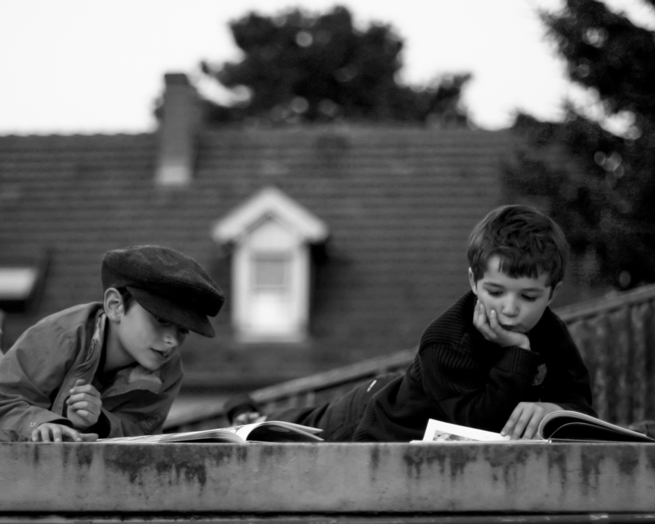 Sfondi Reading On The Roof 1280x1024