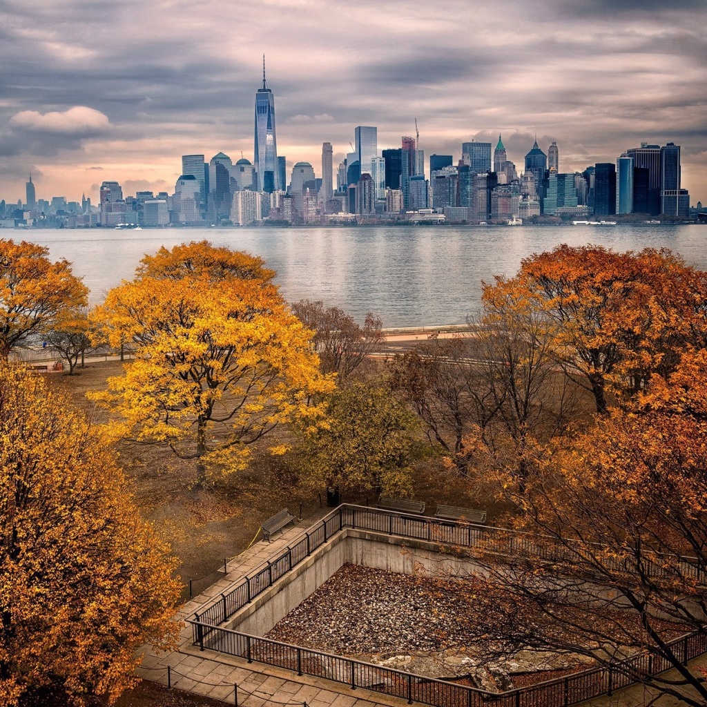 Manhattan Autumn wallpaper 1024x1024