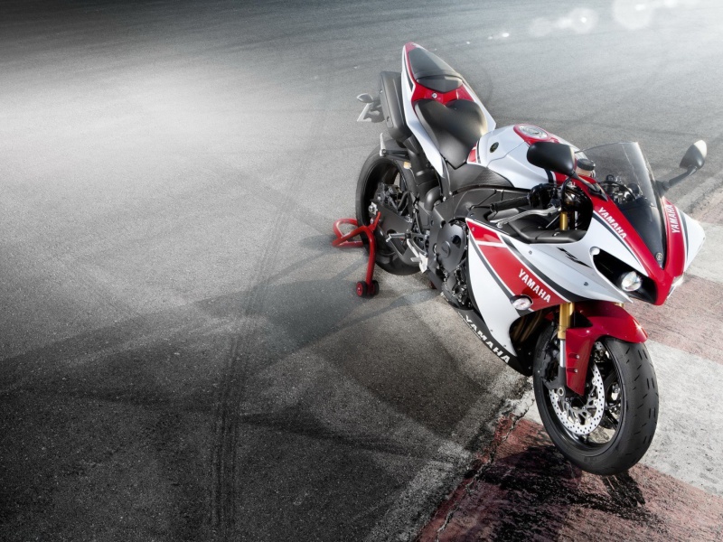 Fondo de pantalla Yamaha R1 800x600