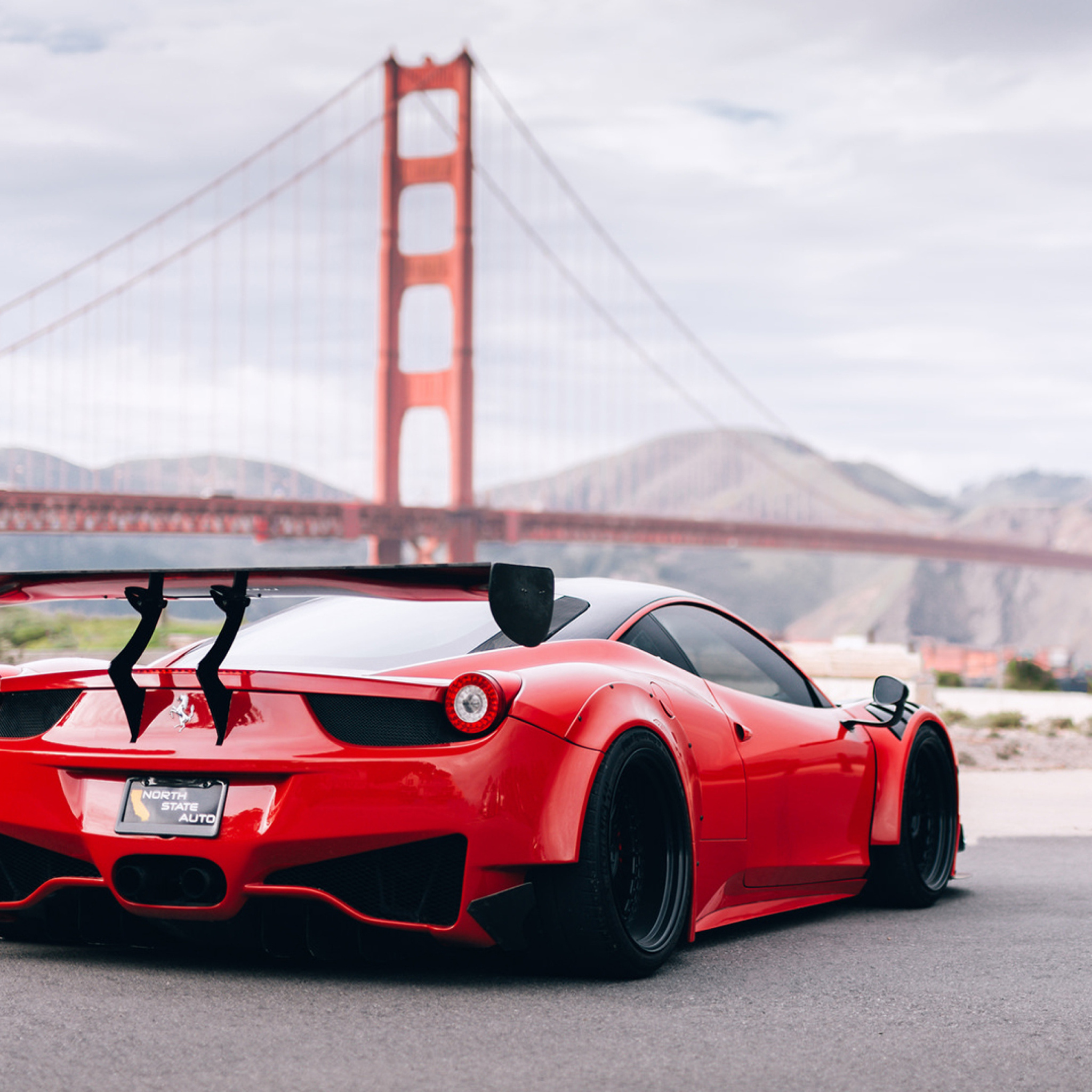 Das Ferrari 458 Italia near Golden Gate Bridge Wallpaper 2048x2048