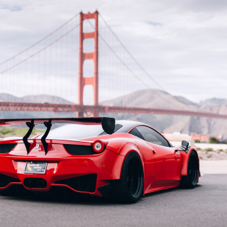 Ferrari 458 Italia near Golden Gate Bridge sfondi gratuiti per iPad 3