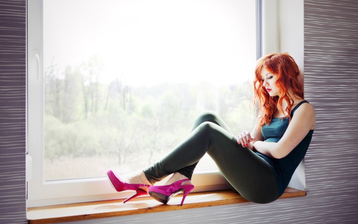 Fondo de pantalla Beautiful Redhead Model And Window