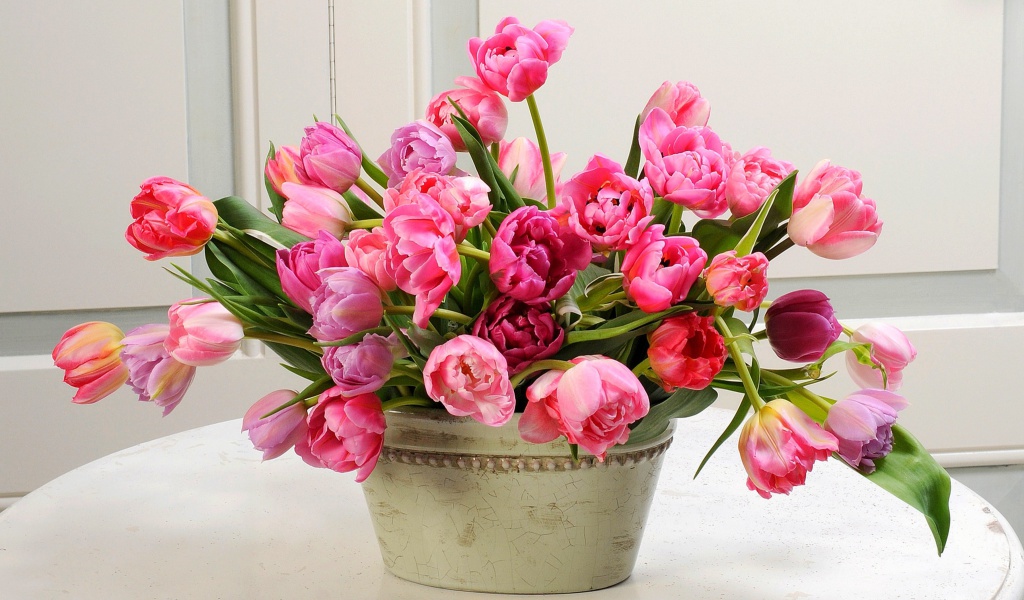 Обои Bouquet of Tulips 1024x600
