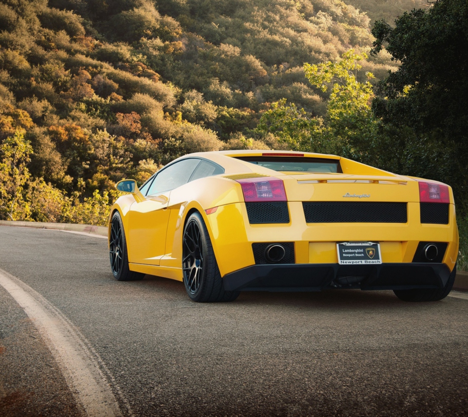 Fondo de pantalla Yellow Lamborghini 960x854