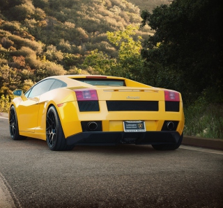 Kostenloses Yellow Lamborghini Wallpaper für iPad mini
