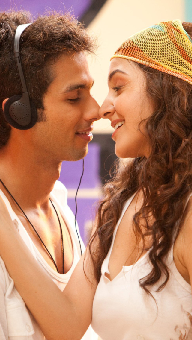 Screenshot №1 pro téma Anushka Sharma kissing Shahid Kapoor 640x1136