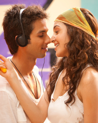 Anushka Sharma kissing Shahid Kapoor - Obrázkek zdarma pro Nokia Lumia 800