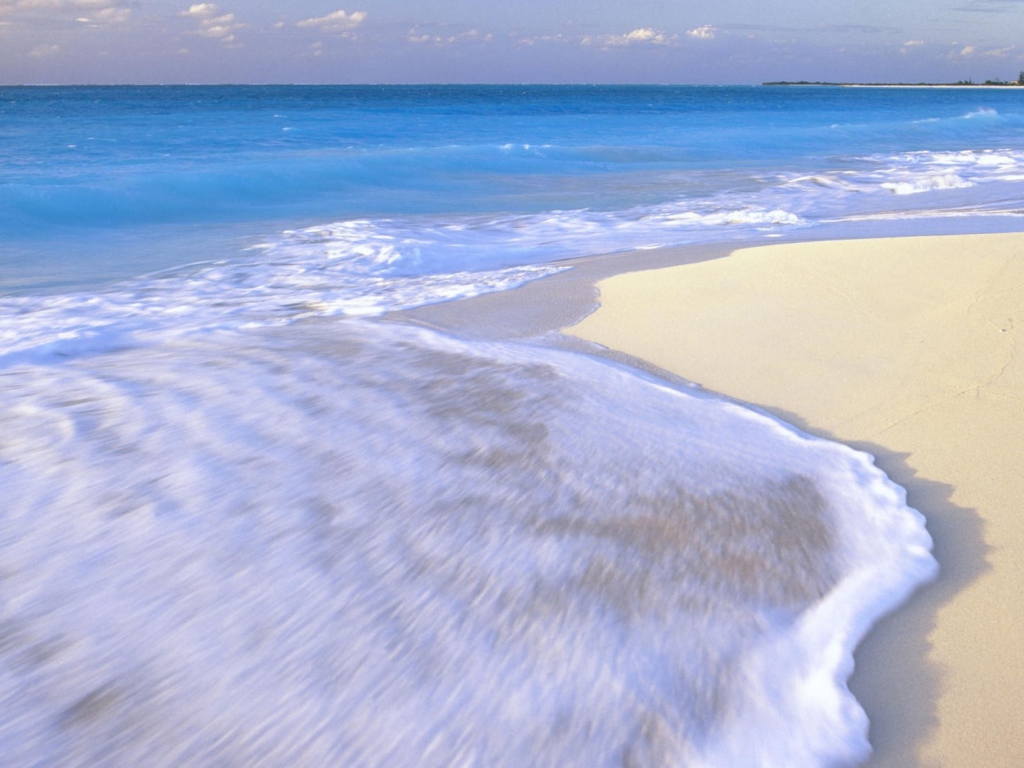 Das White Beach And Blue Water Wallpaper 1024x768