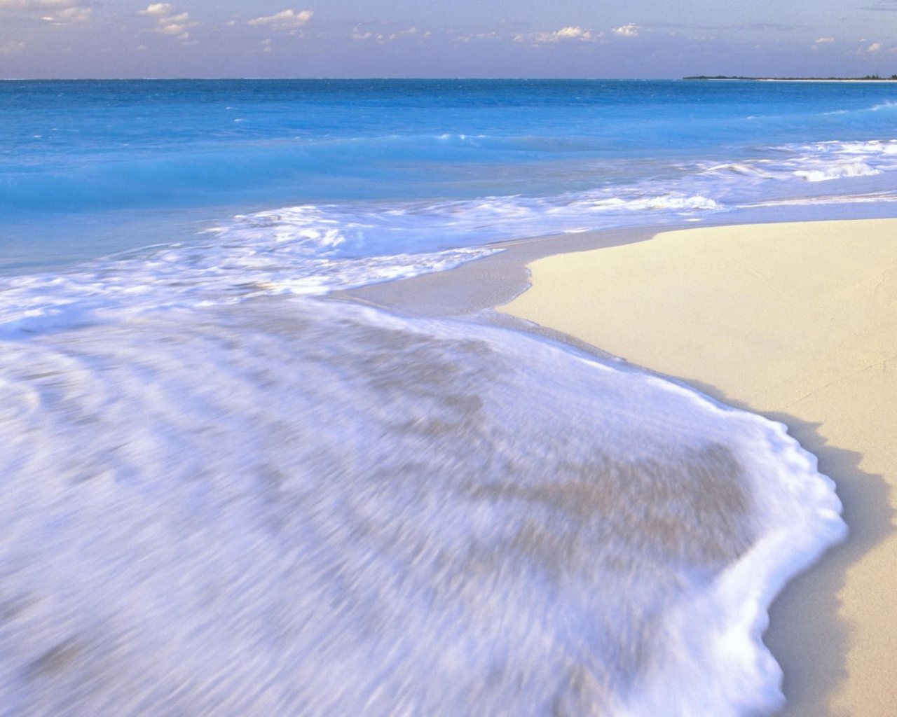 White Beach And Blue Water screenshot #1 1280x1024