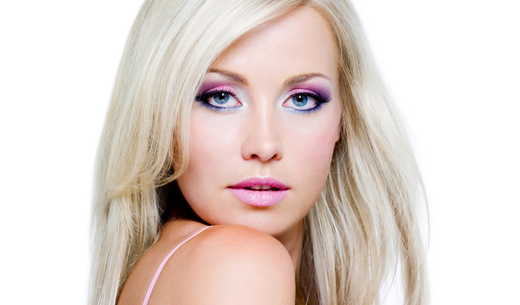 Blonde with Perfect Makeup wallpaper 1024x600