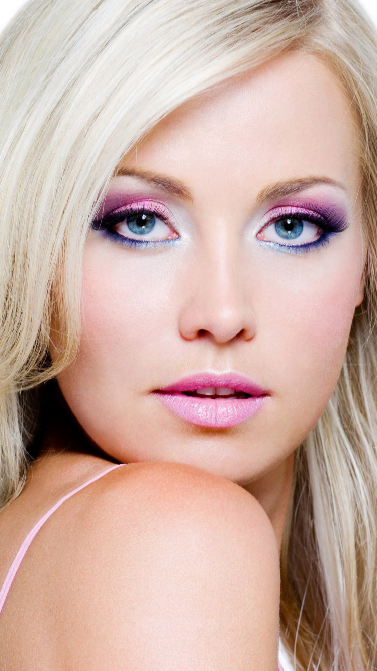 Blonde with Perfect Makeup wallpaper 750x1334
