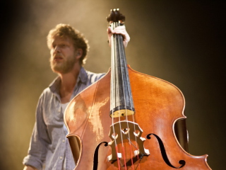 Man With Contrabass wallpaper 320x240