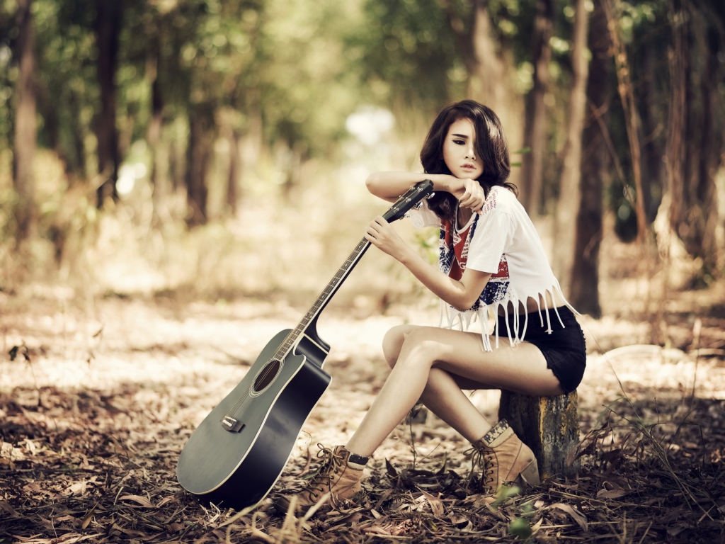 Обои Pretty Brunette Model With Guitar At Meadow 1024x768