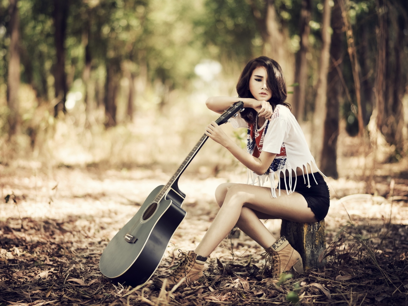 Обои Pretty Brunette Model With Guitar At Meadow 1400x1050