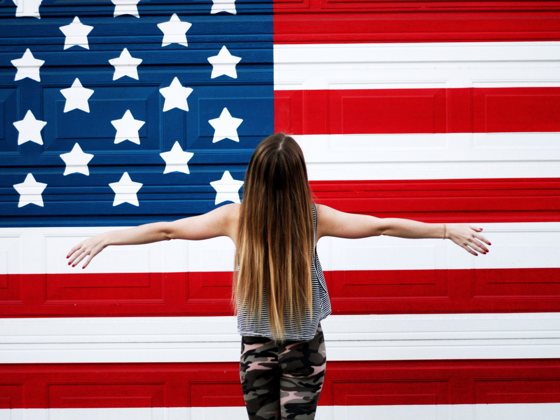 Sfondi American Girl In Front Of USA Flag 1152x864