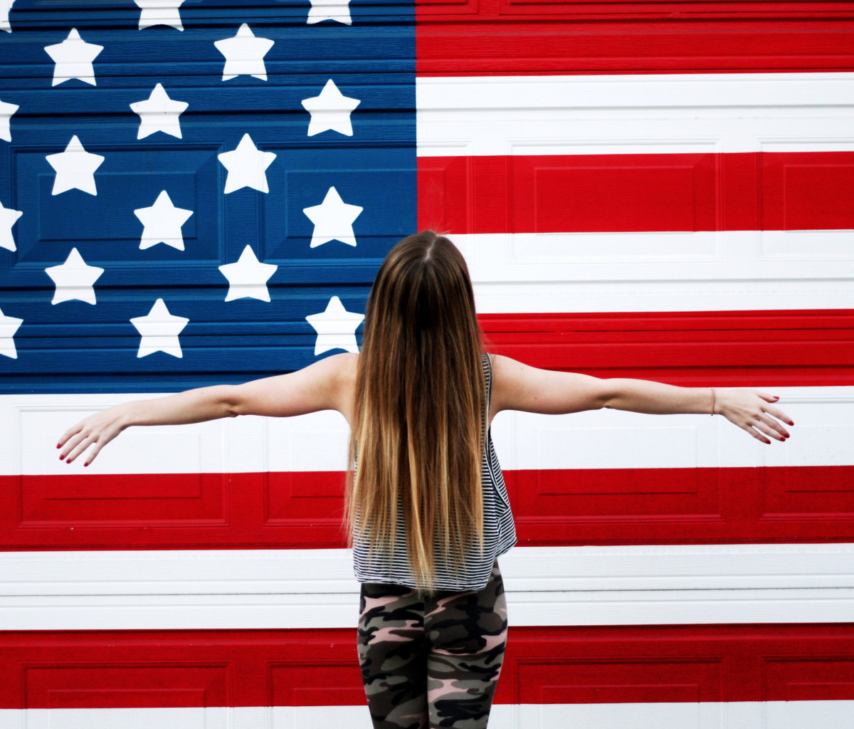 Screenshot №1 pro téma American Girl In Front Of USA Flag 1200x1024