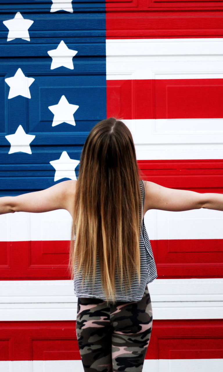 Das American Girl In Front Of USA Flag Wallpaper 768x1280