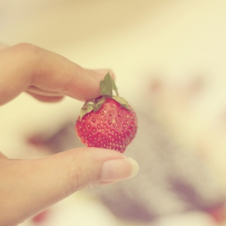 Kostenloses Strawberry In Her Hand Wallpaper für iPad 2