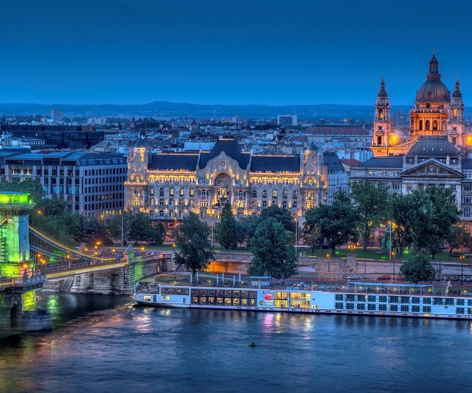 Das Budapest St Stephens Basilica and Danube Chain Bridge Wallpaper 960x800