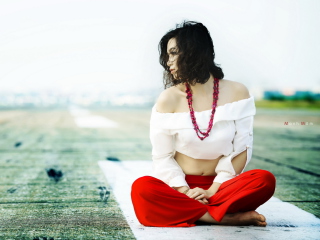 Fondo de pantalla Brunette Wearing Coral Beads 320x240